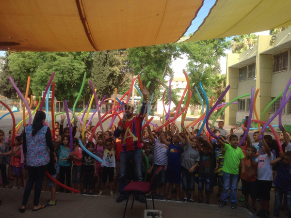  بالصور: عروض بهلوانية مجانية لطلاب المدارس الابتدائية في اللد